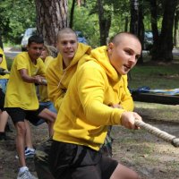 діти під час змагань з перетягування канату