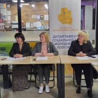 Директорка Департаменту соціальної та молодіжної політики ОВА Світлана Ярмоленко та учасники засідання