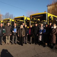 Перша заступниця Начальника ОВА Наталя Заболотна та учасники зустрічі під час передачі автобусів