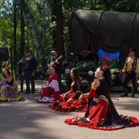  Фото жінок під час виступу