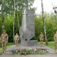 військові біля пам'ятного знаку