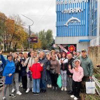 Групова фотографія дяти з батьками на вулиці біля аквапарку "Маяк"