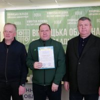 заступник Начальника ОВА Сергій Здітовецький, голова обласної Ради Вячеслав Соколовий та учасник заходу під час нагородження