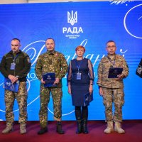  Фото чоловіків та жінок на сцені