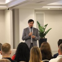 Заступник міністра Мінекономіки Тарас Висоцький виступає перед учасниками заходу - Регіональні слухання в межах підготовки до переговорного процесу щодо інтеграції України до Європейського Союзу