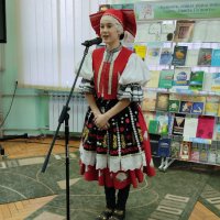  Фото жінки під час виступу