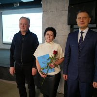 заступник Начальника ОВА Сергій Здітовецький, директор Департаменту міжнародного співробітництва та регіонального розвитку ОВА Ігор Цехановський та учасниця заходу під час нагородження