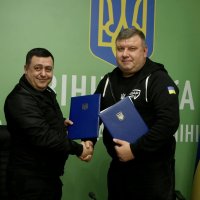 Заступник начальника Вінницької ОВА з питань цифрового розвитку, цифрових трансформацій і цифровізації (CDTО) Андрій Кавунець та координатор Програми EGAP з цифровізації регіонів Сергій Гунько під час рукостискання після підписання Меморандуму