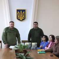 Начальник районної військової адміністрації Олександр Гаврилюк та учасники презентації видання