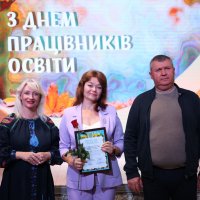 Перша заступниця Начальника ОВА Наталя Заболотна, голова Вінницької обласної Ради Вячеслав Соколовий та учасниця заходу, яка отримала нагороду