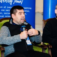  Чоловіки під час виступу 