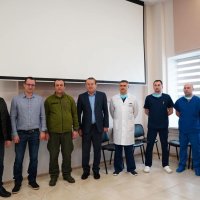 Начальник ОВА Сергій Борзов, медичні працівники та учасники зустрічі