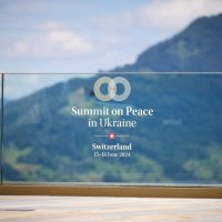 напис "Summit on Peace in Ukraine"