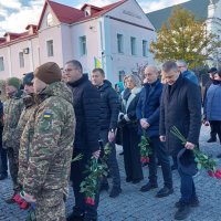 Вшанування загиблих Героїв у Вінниці: хвилина мовчання і покладання квітів до пам'ятного знаку.