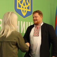 Перший заступник Начальника ОВА Наталя Заболотна вітає та вручає подяку психологу