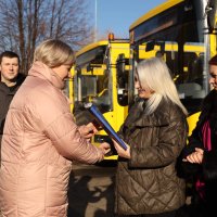 Перша заступниця Начальника ОВА Наталя Заболотна та учасники зустрічі під час передачі автобусів