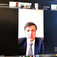 Монітор комп'ютера на ньому видно учасників наради