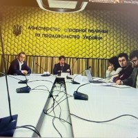 Монітор комп'ютера на ньому видно учасників наради