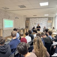 Діти сидять у класі. Вчитель проводить захід