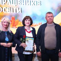 Перша заступниця Начальника ОВА Наталя Заболотна, голова Вінницької обласної Ради Вячеслав Соколовий та учасниця заходу, яка отримала нагороду