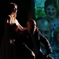 чоловік та жінка на сцені