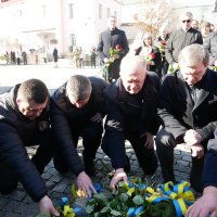 заступник Начальника ОВА Сергій Здітовецький, заступник Начальника ОВА Олександр Піщик, заступник Начальника ОВА з питань цифрового розвитку, цифрових трансформацій і цифровізації (CDTО) Андрій Кавунець та учасники заходу під час покладання