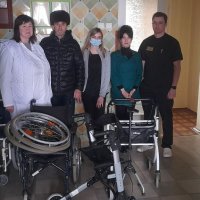 Чоловіки та жінки на фото
