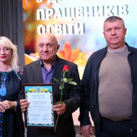 Перша заступниця Начальника ОВА Наталя Заболотна, голова Вінницької обласної Ради Вячеслав Соколовий та учасник заходу, який отримав нагороду