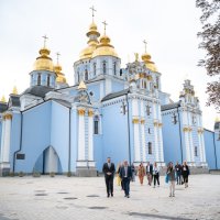  Фото учасників заходу біля церкви