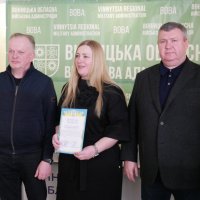 заступник Начальника ОВА Сергій Здітовецький, голова обласної Ради Вячеслав Соколовий та учасниця заходу під час нагородження