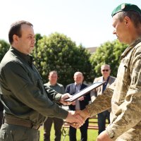 Начальник ОВА Сергій Борзов вітає прикордонників