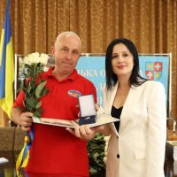 У День екстреної медичної допомоги Народна депутатка України Ірина Борзова вручає Грамоти Верховної Ради України.