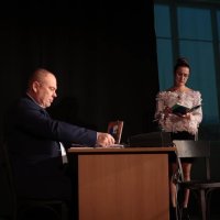 чоловік та жінка на сцені