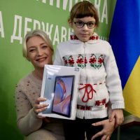 Перша заступниця Начальника ОВА Наталя Заболотна та дівчинка, яка отримала планшет