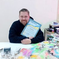 чоловік тримає в руках Подяку від Департаменту соціальної та молодіжної політики ОВА