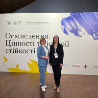 Директор Департаменту соціальної та молодіжної політики Вінницької ОВА Світлана Ярмоленко та регіональна координаторка Всеукраїнської програми ментального здоров'я "Ти як?" Олена Бессараба