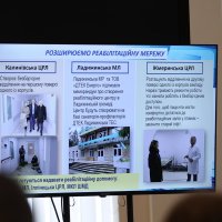 Інфографіка на екрані з написом "Розширюємо реабілітаційну мережу"