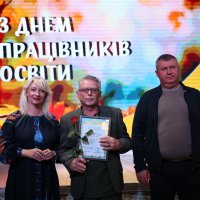 Перша заступниця Начальника ОВА Наталя Заболотна, голова Вінницької обласної Ради Вячеслав Соколовий та учасник заходу, який отримав нагороду