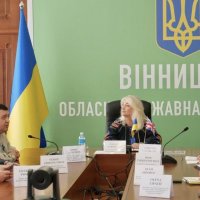Перша заступниця начальника ОВА Наталя Заболотна, заступники начальника ОВА Сергій Здітовецький, Олександр Піщик, Андрій Кавунець та учасники зустрічі