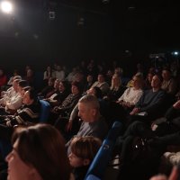 люди в залі