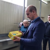 Люди у фиробничих цехах оглядають продукцію.