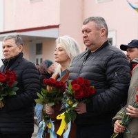 Керівники області та міста під час церемонії покладання