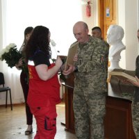 У День екстреної медичної допомоги Народна депутатка України Ірина Борзова вручає Грамоти Верховної Ради України.