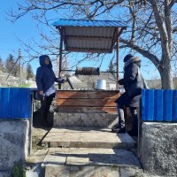 люди біля криниці