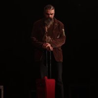 чоловік на сцені