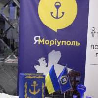 стенд з написом «Я Маріуполь» та інформаційні матеріали