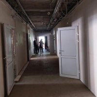 Директорка департаменту охорони здоров’я та реабілітації Вінницької ОВА Ольга Задорожна дивиться як йдуть роботи з реконструкції приймального відділення обласної клінічної лікарні ім. Пирогова.