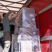 Чоловік розпаковує гуманітарну допомогу