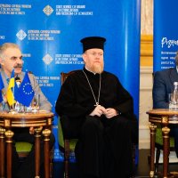  Фото чоловіків під час виступу.
