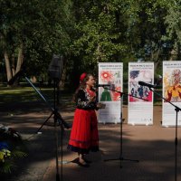  Фото жінки під час виступу